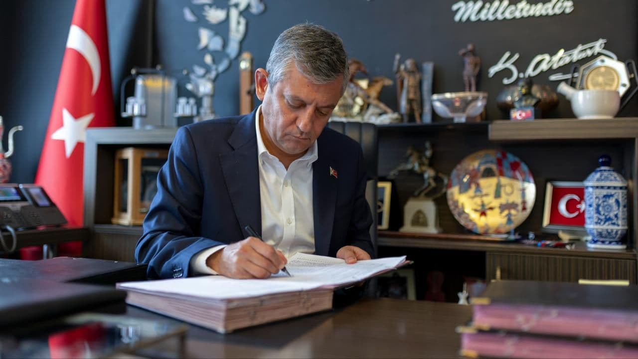 Özgür Özel ve 91 Milletvekili CHP'den İstifa Ederek Yeni Parti Kurdu