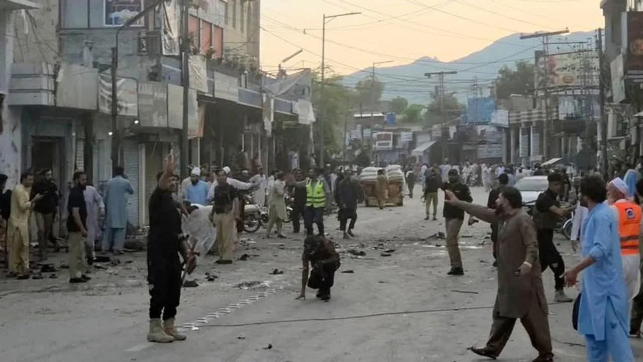 Pakistan'da Polis Karakolu Önünde Patlama: 14 Kişi Hayatını Kaybetti
